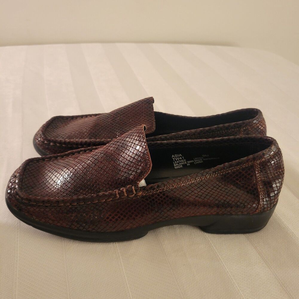 Bass Asia Womens Burgundy Slip-On Loafers US 9 EU 40 Leather Upper